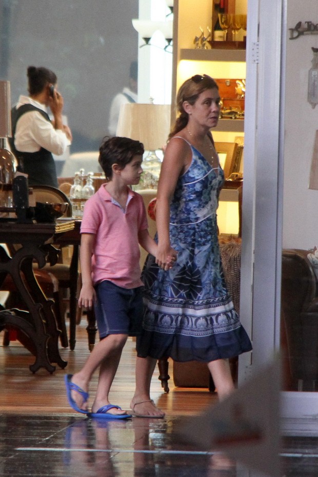 Adriana Esteves e o filho Vicente (Foto: Daniel Delmiro/Ag News)