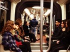 Em Paris, Fátima Bernardes e William Bonner andam de metrô com os filhos