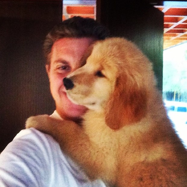 Luciano Huck e seu novo cachorrinho de estimação (Foto: Instagram/ Reprodução)