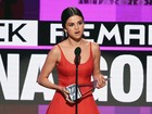 Selena Gomez faz discurso emocionante no AMA 2016