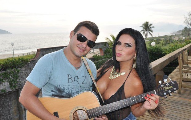 Solange Gomes participou dagravação do clipe "Bombeirão" do cantor Leo Lemos (Foto: Anderson Mattos/divulgaçao)