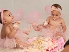 Gêmeas de Natália Guimarães comem bolo pela primeira vez