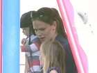 Jennifer Garner leva o pequeno Samuel a parque nos Estados Unidos