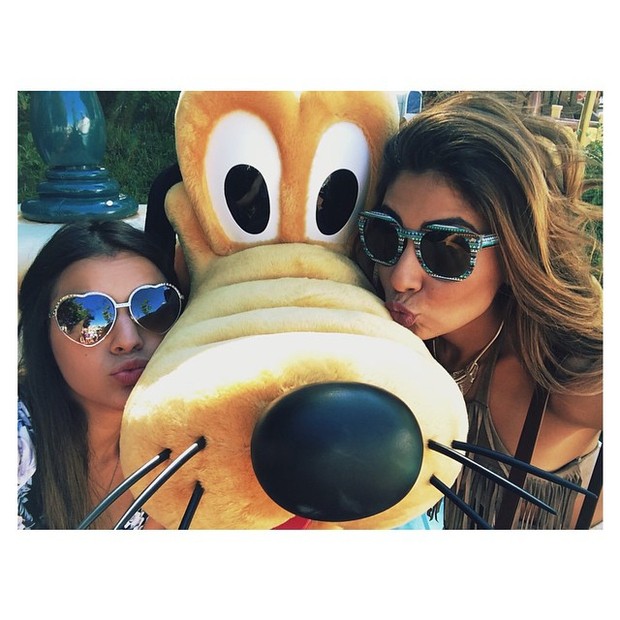 Bruna Marquezine e amiga posam com Pluto em parque em Los Angeles, nos EUA (Foto: Instagram/ Reprodução)