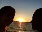 Angélica e Carolina Dieckmann posam juntas em pôr-do-sol