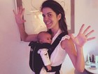 Mariana Gross usa 'canguru' para segurar o filho: 'Coluna agradece'