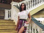 Bruna Marquezine usa saia com megafenda para ir a evento em Cuba