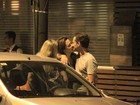 Guilhermina Guinle troca carinhos e beijos com o marido durante jantar