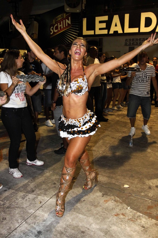 Tati Minerato cai no samba durante ensaio (Foto: Paduardo/AgNews)
