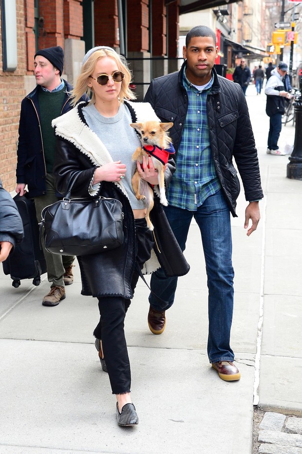 Look do dia: Jennifer Lawrence com o cachorrinho Pippi  (Foto: AKM)