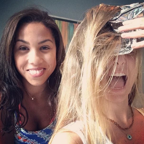 Bárbara Borges pitando o cabelo (Foto: Instagram / Reprodução)