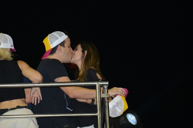 Rafael Cortez troca beijos com a namorada no trio da Banda Timbalada (Foto: AgNews  / AgNews)