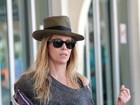 Danielle Winits chama atenção em aeroporto com look 'Indiana Jones'