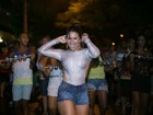 Viviane Araújo usa look sensual em noite de samba no Rio
