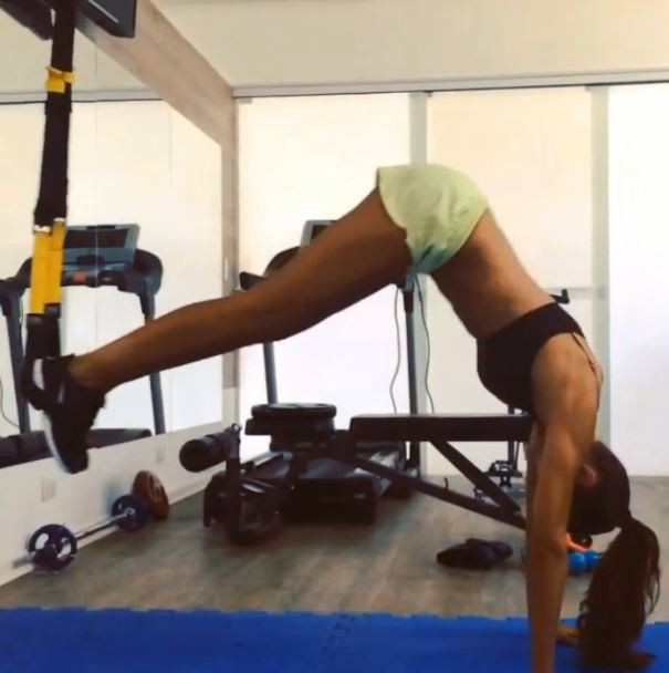 Izabel Goulart durante exercício (Foto: Reprodução_Instagram)