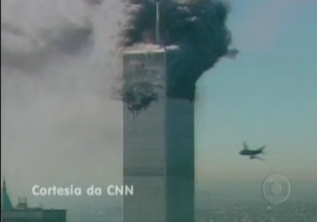 11 de setembro. As torres do World Trade Center, em NY, desabam depois de ser atingidas. Sete minutos depois do choque do primeiro avião com a Torre Norte, a emissora põe no ar as imagens da tragédia (Foto: Frame de Vídeo/ TV Globo)