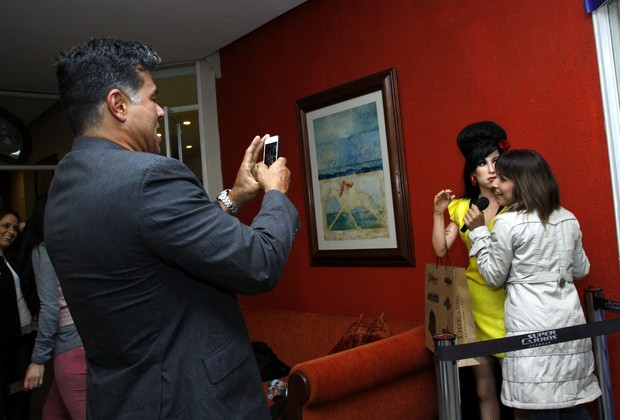 Maurício Mattar e a namorada com estátua de Amy Winehouse (Foto: Graça Paes/ Photo Rio News)