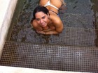 Mulher Melão passeia de helicóptero e relaxa em piscina em Cancún