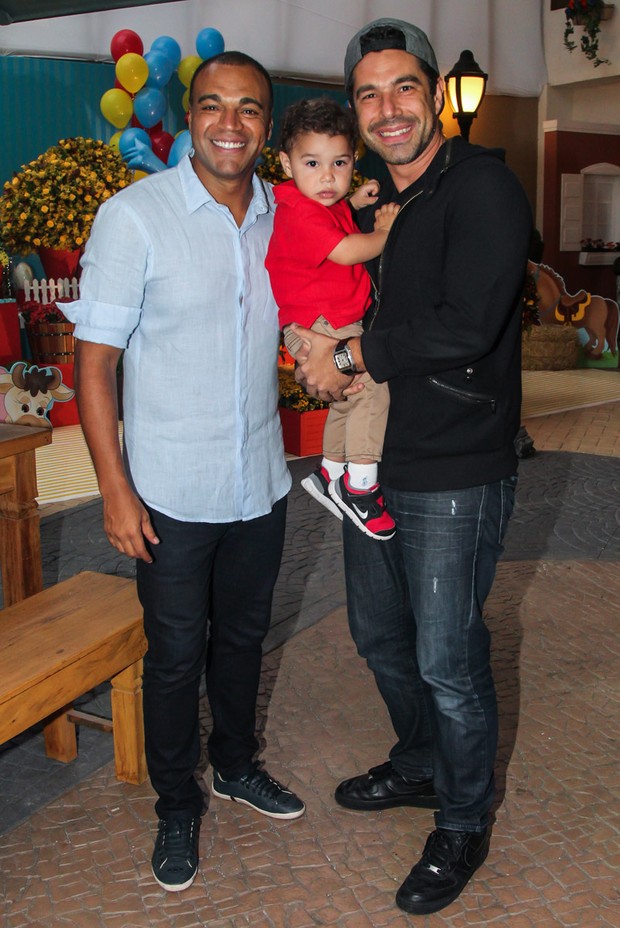 Denilson com Marcus Buaiz e o filho Joao Francisco (Foto: Manuela Scarpa/Brazil News)