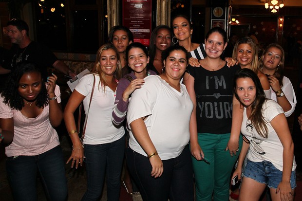 Ivete Sangalo posa com fãs em restaurante no Rio (Foto: Manuela Scarpa e Marcos Ribas/ Foto Rio News)