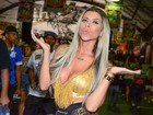 Ana Paula Minerato usa blusa decotada em ensaio para o carnaval