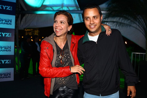 Astrid Fontenelle e o marido no show de Elton John em São Paulo (Foto: Iwi Onodera / EGO)