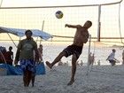 Rodrigo Hilbert curte fim de tarde com os filhos em praia carioca