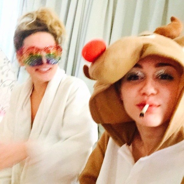 Miley Curys com amiga, Katy Weaver (Foto: Reprodução/Instagram)