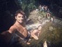 Bruno Gissoni posa com amiga em cachoeira de Minas Gerais