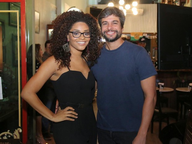 Juliana Alves e o namorado, Ernani Nunes, em festa na Zona Oeste do Rio (Foto: Daniel Pinheiro/ Ag. News)