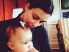 Kim Kardashian se derrete ao falar da filha a blog: 'Eu amo ser mãe'