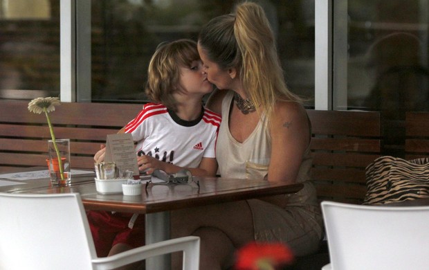 Danielle Winits com o filho no shopping (Foto: Marcos Ferreira / Foto Rio News)