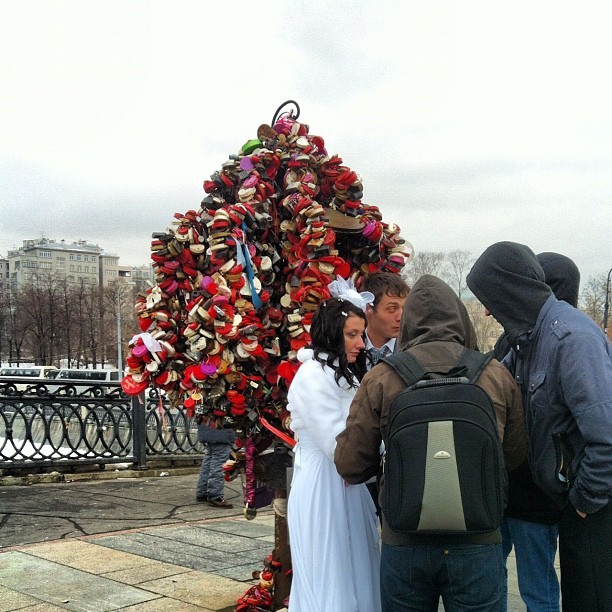 Daniela Mercury posta foto de noivos diante da árvore com cadeados do amor (Foto: Reprodução_Instagram)