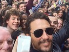 James Franco comemora aniversário com fãs na Broadway, em Nova York