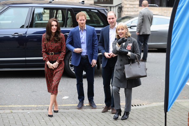 Kate Middleton usa vestido floral de R$1,6 mil e participa de evento natalino ao lado do príncipe Harry e do marido, o príncipe William (Foto: Getty Image)