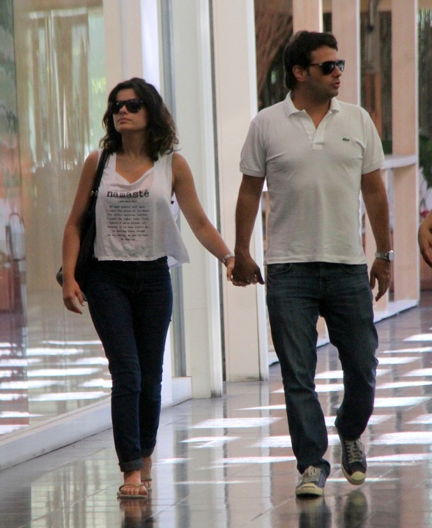 Vanessa Giácomo com o namorado em shopping do Rio (Foto: Daniel Delmiro / AgNews)