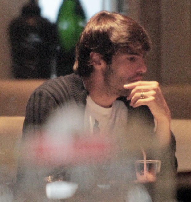Kaká em restaurante  (Foto: Orlando Oliveira / AgNews)
