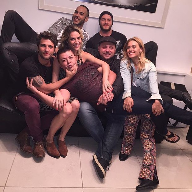 Bruno Gaglaisso, Giovanna Ewbank, David Brazil, Klebber Toledo e Carolina Dieckmann com amigos em festa no Rio (Foto: Instagram/ Reprodução)