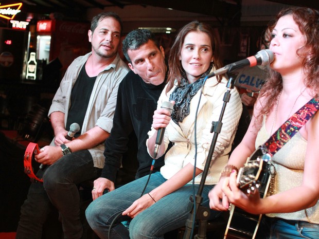 Conrado, Eri Johnson, Deborah Secco e Luka cantam em restaurante no Rio (Foto: Marco Macedo/ Divulgação)