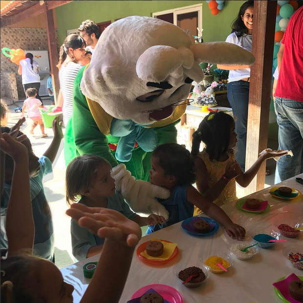 Personagem vivo alegre crianças em orfanato (Foto: Reprodução/Instagram)