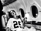 Selena Gomez posta foto com bolsas de gelo nos joelhos em avião