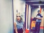 'Êta Mundo Bom': Flávia Alessandra se diverte limpando chão nos bastidores