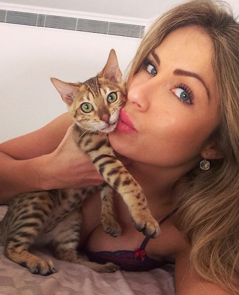 Renatinha dando beijo em seu gatinho (Foto: Reprodução/Instagram)