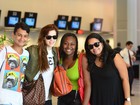 Sophia Abrahão é tietada por fãs em aeroporto