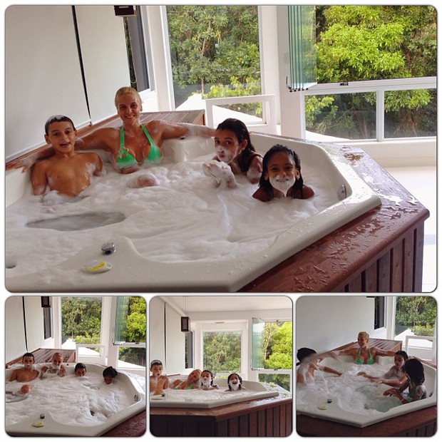 Carla Perez e família na banheira (Foto: Instagram / Reprodução)