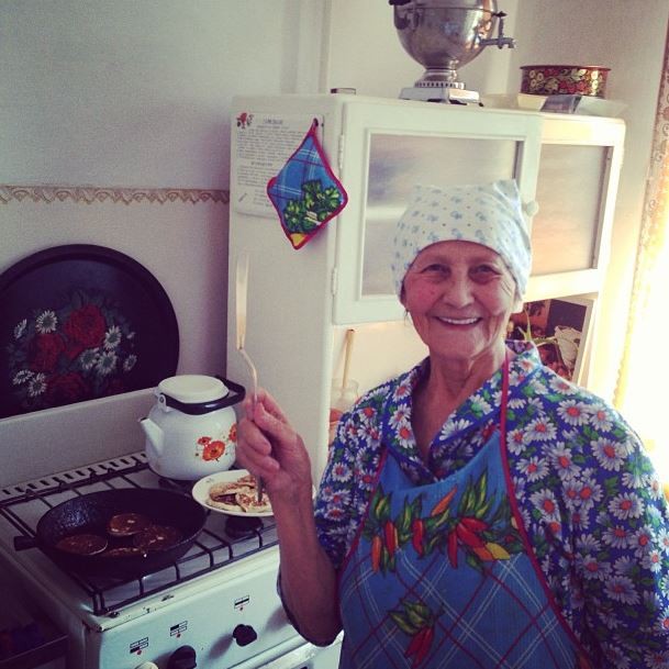Irina Shayk posta foto da avó (Foto: Instagram/Reprodução)
