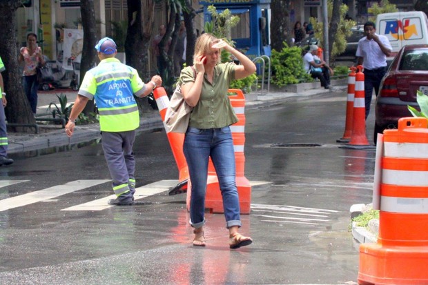 Giulia Gam caminha pelo Leblon (Foto: J.Humberto / AgNews)