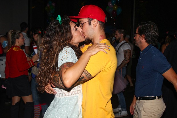 Jaque Khury beija o marido (Foto: Manuela Scarpa/Photo Rio News)