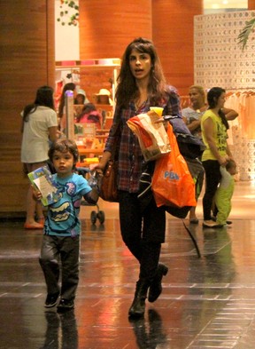 Maria Ribeiro com os filho João em shopping na Zona Sul do Rio (Foto: Daniel Delmiro/ Ag. News)
