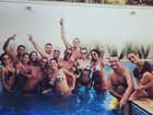 De férias, Latino faz festa na piscina ao lado de amigos